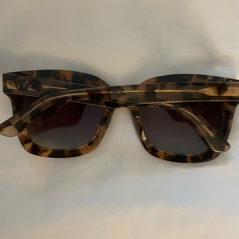 Carson square oversized sun glasses - Picture 2 of 3